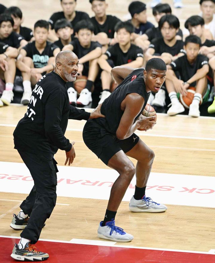画像: 昨年８月の中高生らを指導するキャンプで、ＮＢＡの試合前に実践している練習を披露する八村塁（右）＝ＩＧアリーナ