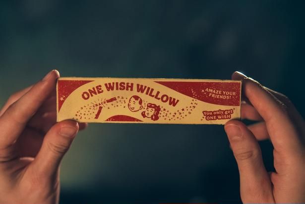 ベアたちの運命を狂わせていく、おまじないアイテム「ワン・ウィッシュ・ウィロー」 [c] 2026 Focus Features LLC.
