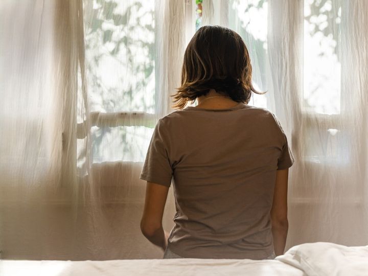 更年期の体調不良や心の乱れから夫にイライラし、離婚を選択した女性たちの後悔と気付きを紹介。あわせて夫婦関係の破綻を防ぐために必要なことを、相談実績4万件の離婚カウンセラー・岡野あつこが解説します。（※画像：Shutterstock.com）
