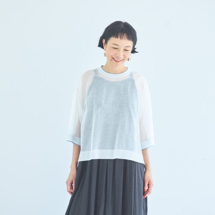 シアニットカットソー¥30,800／プレインピープル（プレインピープル青山）、ワンピース¥52,800／パドカレ（パドカレ六本木）、ピアス¥29,700／ナッシュ（アッシュ・ペー・フランス）