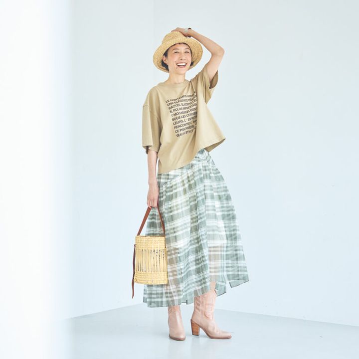 スカート¥63,800／ エンダレンス、Tシャツ¥8,800／ル シェル ド ハリス（金万）、中にはいたショートパンツ¥22,000／ヘリーハンセン（ヘリーハンセン 原宿店）、かごバッグ¥15,400／ケッシュ ル エッセンシャル（ザ エディット ストア）、帽子¥40, 700／ミュールバウアー（アッシュ・ペー・フランス）、ウェスタンブーツ¥148,500／ビィウィッチ、バングル¥36,300／アダワットトゥアレグ（ザエディット ストア）