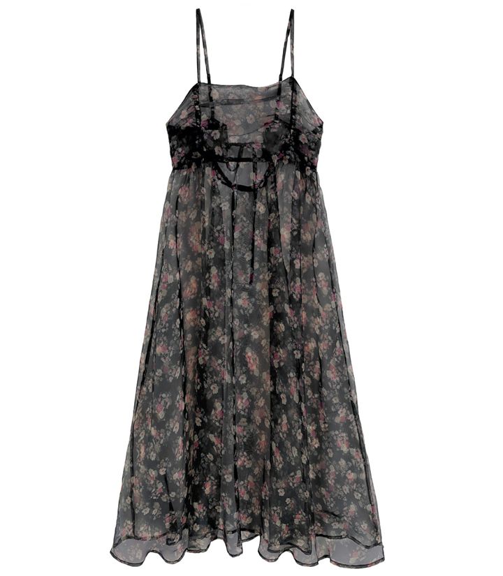 GRL（グレイル）の黒を基調としたシフォン素材の花柄キャミソールロングワンピースの物撮り画像。透け感のある正統派なシフォン生地にクラシカルなフラワーベースのプリントを施した、ブーツを合わせてボーホースタイルを目指したい最旬ドレス。