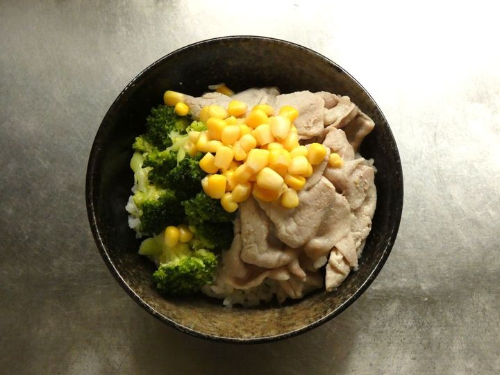 5分で完成！「豚しゃぶとトマトの一汁三菜ボウル」