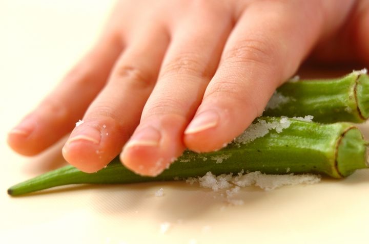 枝豆とオクラのクミン風味サラダの下準備2