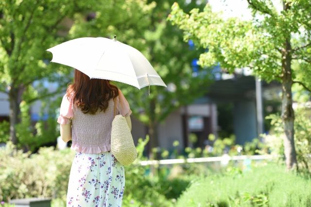 日傘をさした女性