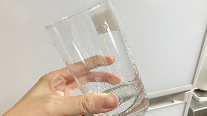 水滴のついたガラスコップ