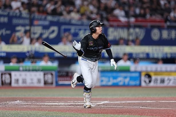 8回裏にスタンド上段に飛び込む2ランホームランを放った上田希由翔選手 球団提供画像