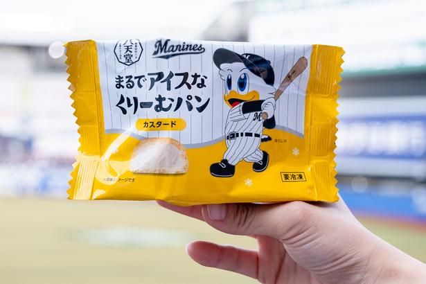 ほそや(球場内フロア2 Cゲート横)ほかで販売される「マーくんのまるでアイスなくりーむパン」は、凍ったまま楽しめるアイスのようなクリームパン。クリームはいちご味とカスタード味の2種(各600円)