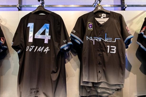 ブラックトーンとサイバー感あるデザインの、BSW仕様の「レプリカユニフォーム」(1万3000円)