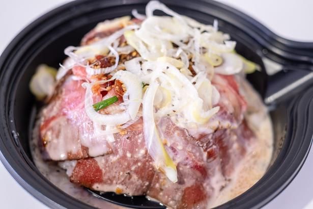 上質な牛モモ肉を使用した「小島のローストビーフ丼」(1600円)は、MARINE KITCHEN FIRST BASE SIDE(球場内フロア2 203通路付近)かMARINE KITCHEN THIRD BASE SIDE(球場内フロア2 211通路付近)で購入可能