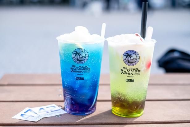 クーリッシュとコラボしたBSW限定ドリンク(販売は全6種／各900円)。アルコールドリンクの「バイオレット＆ブルーキュラソウのレモンフローズン」(左)と、ノンアルコールの「クーリッシュフロート バイオレットキウイソーダ」(右)。アルコール飲料にはクーリッシュ フローズンサワー、ノンアルコール飲料にはクーリッシュ バニラが使われている