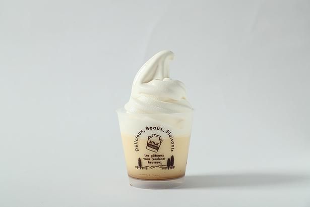 千葉つくたべキッチン(球場内フロア2 Cゲート横)の「ちばプリンソフト」(800円)は、プリンの上にたっぷりのソフトクリームがのったZOZOマリンスタジアムの定番メニュー 球団提供画像