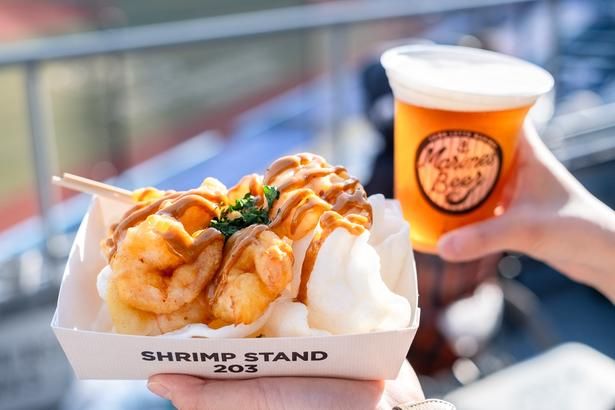 「BSWマリンクリームセウ(麻辣マヨソース)」(4尾800円、7尾1300円)は、ビールと相性◎！SHRIMP STAND 203(球場内フロア2 203通路付近)で買える