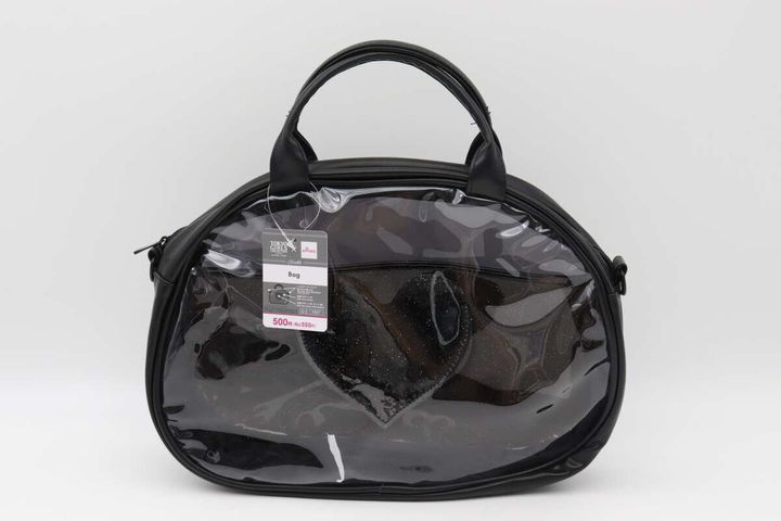 黒いクリアバッグが正面に置かれ商品タグが付いている