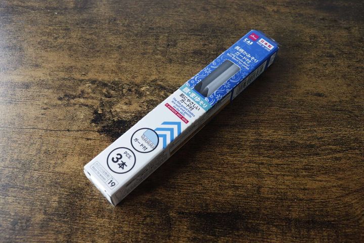斜めから見た貝印長柄かみそりガード付のパッケージ全体