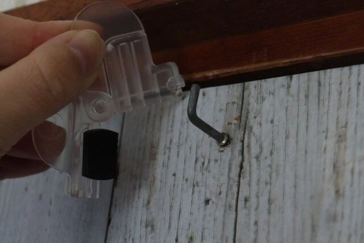 おれくぎカバーを使い壁のおれくぎを外す手元