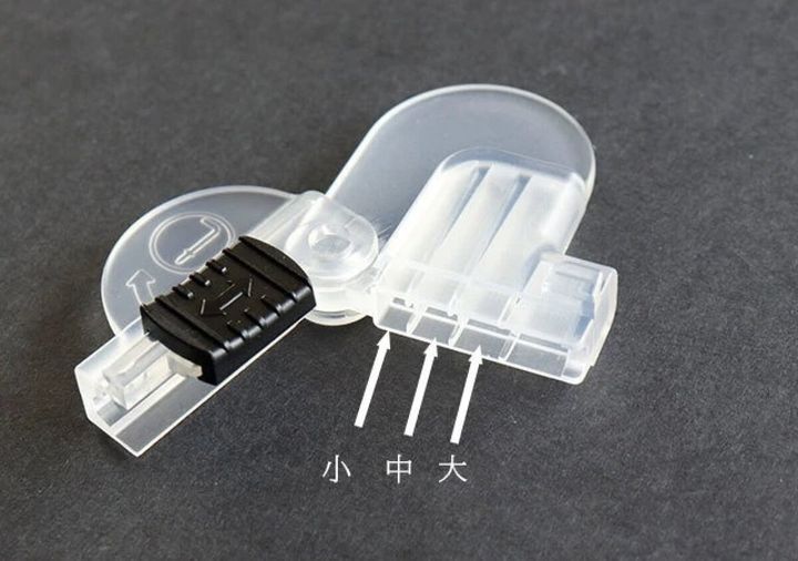 透明なおれくぎカバー。大中小の穴が並んでいる