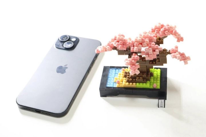 完成したプチブロックしだれ桜とiPhone