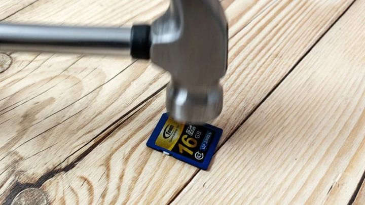 古いSDカードはフォーマットだけでは危険！