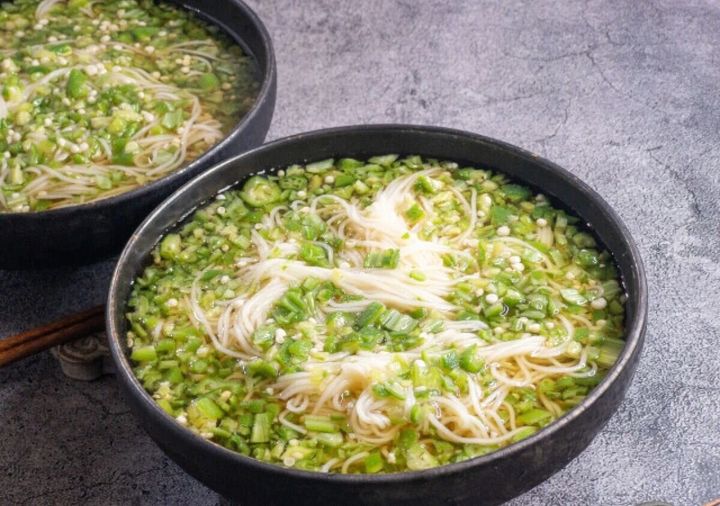 刻みオクラとだしつゆがたっぷり入った冷やしそうめん2つ