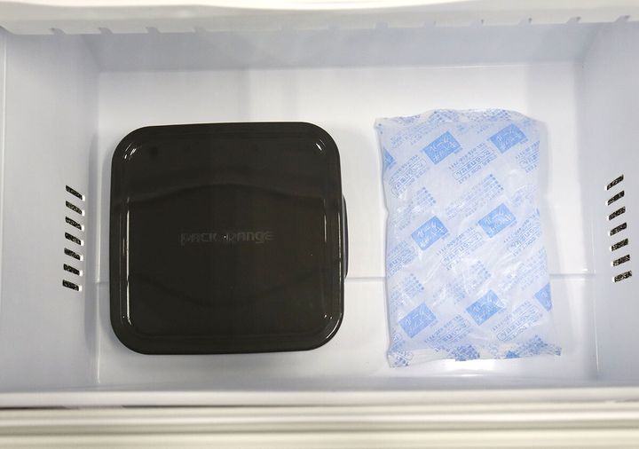 iwaki耐熱調理容器が冷凍庫に保冷剤と一緒に置かれている