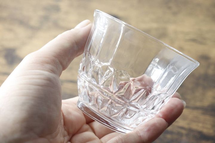 手のひらに収まるソーダグラスのサイズ感