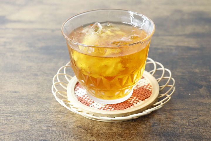 懐かしのソーダグラスに氷入り冷茶を注いだ様子
