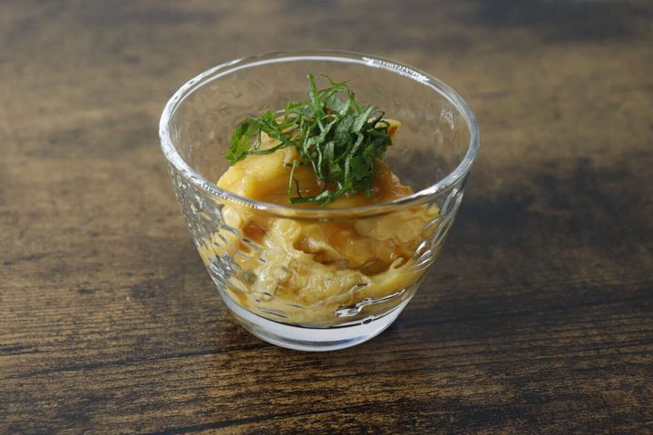 きよら豆鉢にホヤの塩辛と大葉を盛り付けた様子