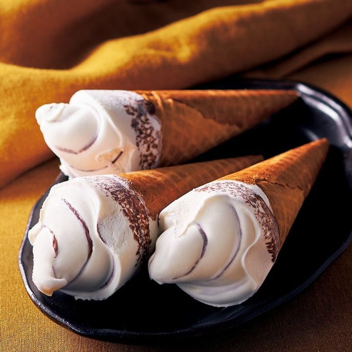 黒い皿に盛られた3つのチョコマカレッタ。コーンにソフトクリームが巻かれている。