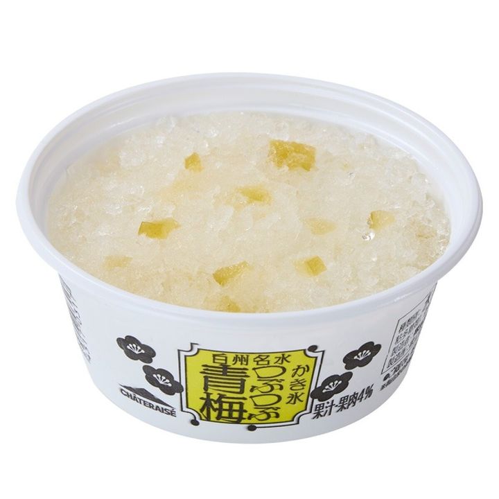 白いカップに入ったつぶつぶ青梅かき氷。黄色い梅の果肉が散らばる。