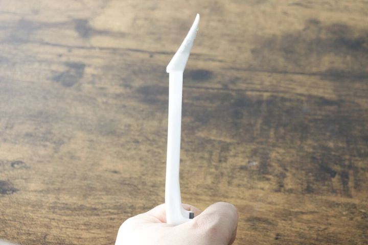 手で持った白い水切りワイパーの側面。ブレード部分がしなっている様子がわかる