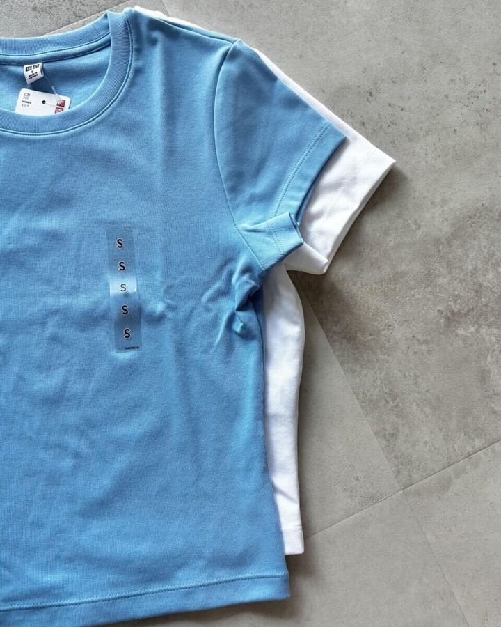 ユニクロとGUのミニTシャツを重ねて置いた状態の俯瞰写真