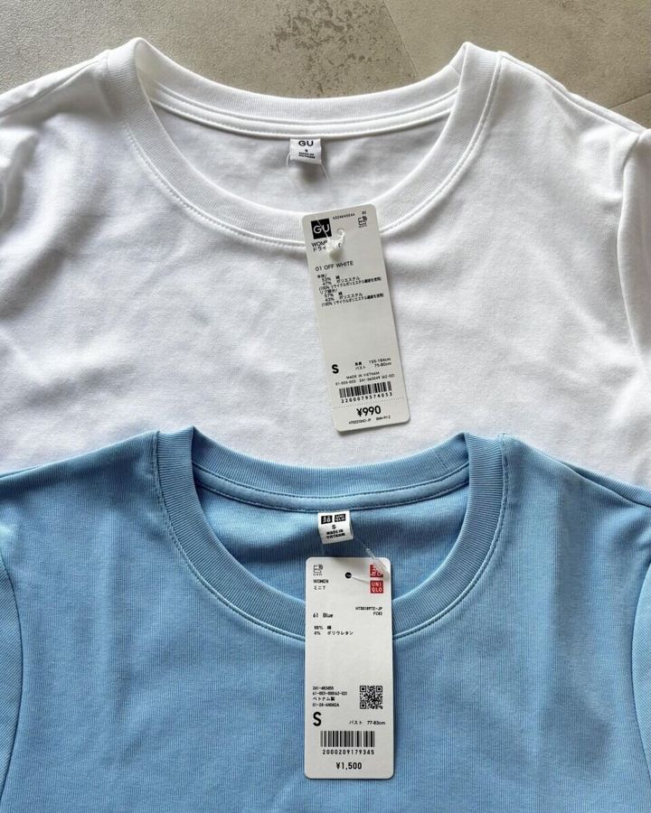 ユニクロとGUのミニTシャツのタグが見える俯瞰写真