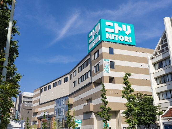 「ニトリ」から発売されている「【簡単】ワンタッチ式 大容量突っ張り室内物干し」が、工具不要の簡単設置と大容量サイズで人気を集めています。購入者のレビューでも高く評価されている同商品の魅力を紹介します。