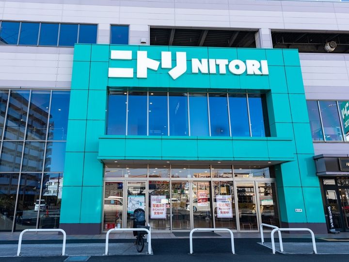 「ニトリ」から発売されている「大型室内物干し(BH02)」が、大物までまとめて干せる大容量サイズで人気を集めています。購入者のレビューでも高く評価されている同商品の魅力を紹介します。
