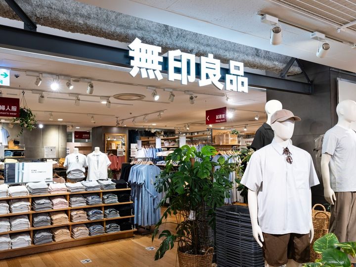 「無印良品」から発売されている「スチール 室内物干し」が、部屋に置いてもすっきり見える細身のデザインで人気を集めています。購入者のレビューでも高く評価されている同商品の魅力を紹介します。