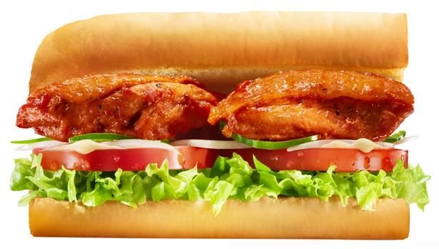 スパイスとヨーグルトに漬け込んだチキンを使用した、食べ応え抜群のサンドイッチ