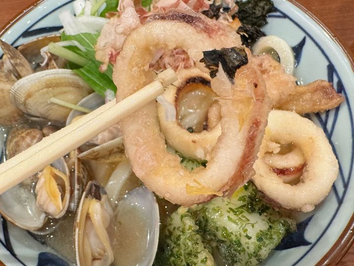 スルメイカの唐揚げは、噛むほどに旨味があふれて美味しい！