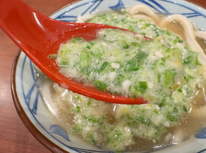 うどんの上には細かく刻まれた「オクラとろろ」がたっぷりとトッピング