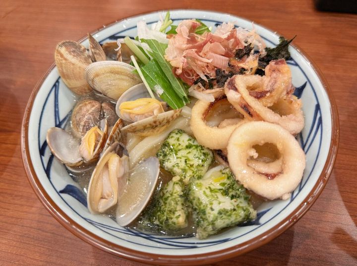 【新作】豪華海鮮がゴロっと入った「冷たーい山盛り海鮮旨塩うどん」