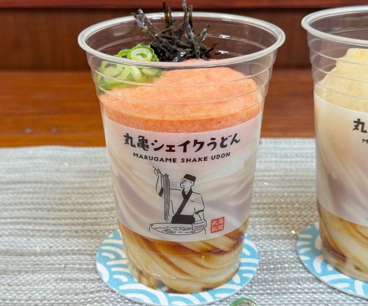 「明太とろろシェイクうどん」は、つるんとなめらかなとろろにピリ辛の明太子が合わさったやみつきになる味わい