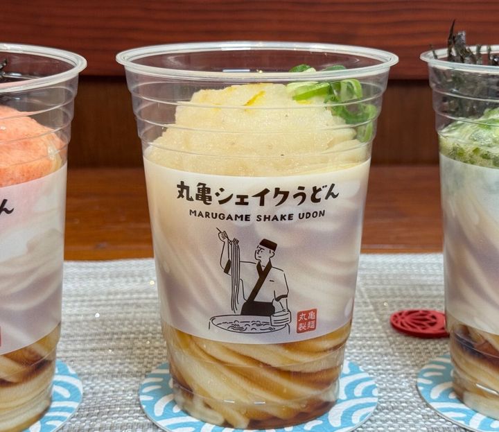 「柚子香るレモンみぞれシェイクうどん」は、たっぷりと入った大根おろしに瀬戸内レモンだれと爽やかな柚子皮が加わって、爽やかですっきりとした一杯
