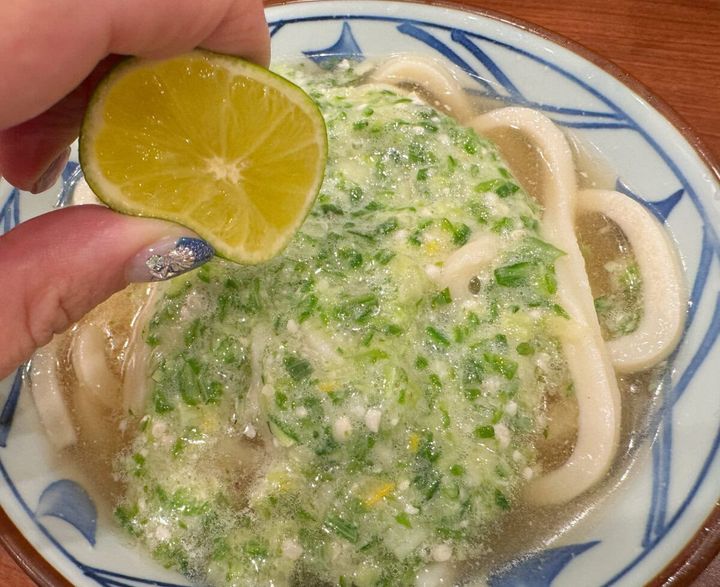 お好みでうどんに添えてあるすだちをキュッと絞れば、一気に清涼感がアップ！