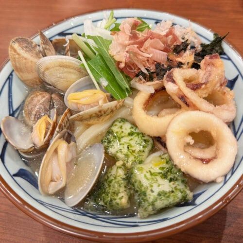 【丸亀製麺・新作】暑い日はこれ一択！海鮮ゴロゴロ「冷たーい旨塩うどん」シリーズが想像以上の満足感