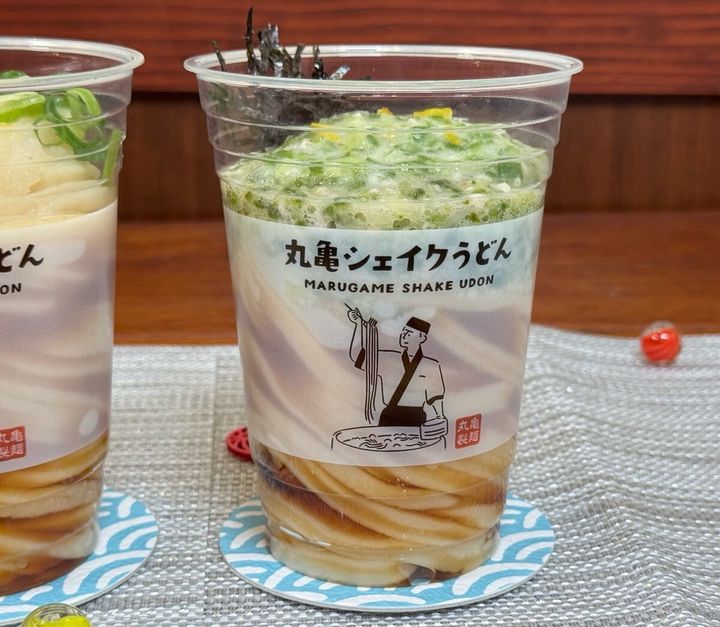 「オクラとろろシェイクうどん」は、「冷たーいねばとろ旨塩うどん」と同じトッピングで、つるんとしたねばとろ具材の食感とうどんののど越しを楽しめる一杯