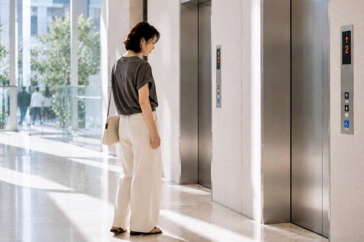 「気づくと猫背になっている…」40代からの姿勢の変化、その理由とは