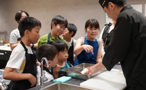 【東京都新宿区】目の前で捌かれた魚で寿司を握る。人気の子ども向け食育イベントが、追加募集スタート