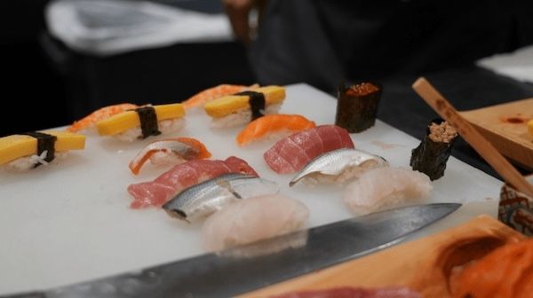 【東京都新宿区】目の前で捌かれた魚で寿司を握る。人気の子ども向け食育イベントが、追加募集スタート