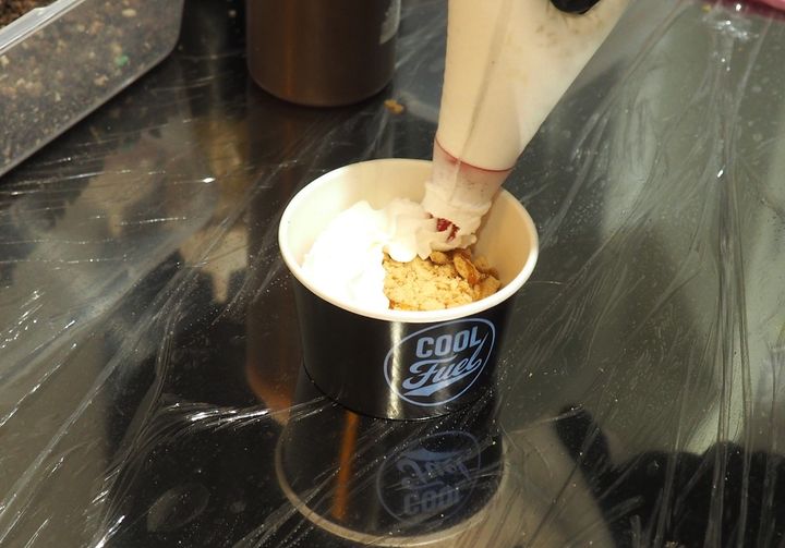 クリームを乗せる様子