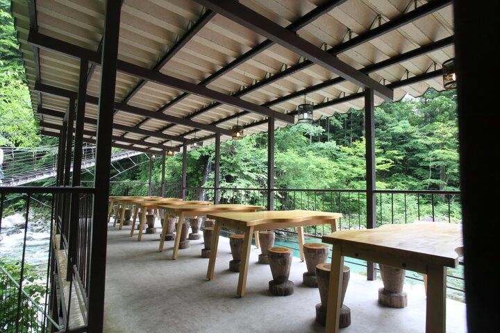 エメラルドグリーンの川面を眺めながら山のご馳走を。岐阜・中津川「岩魚の里 峡」